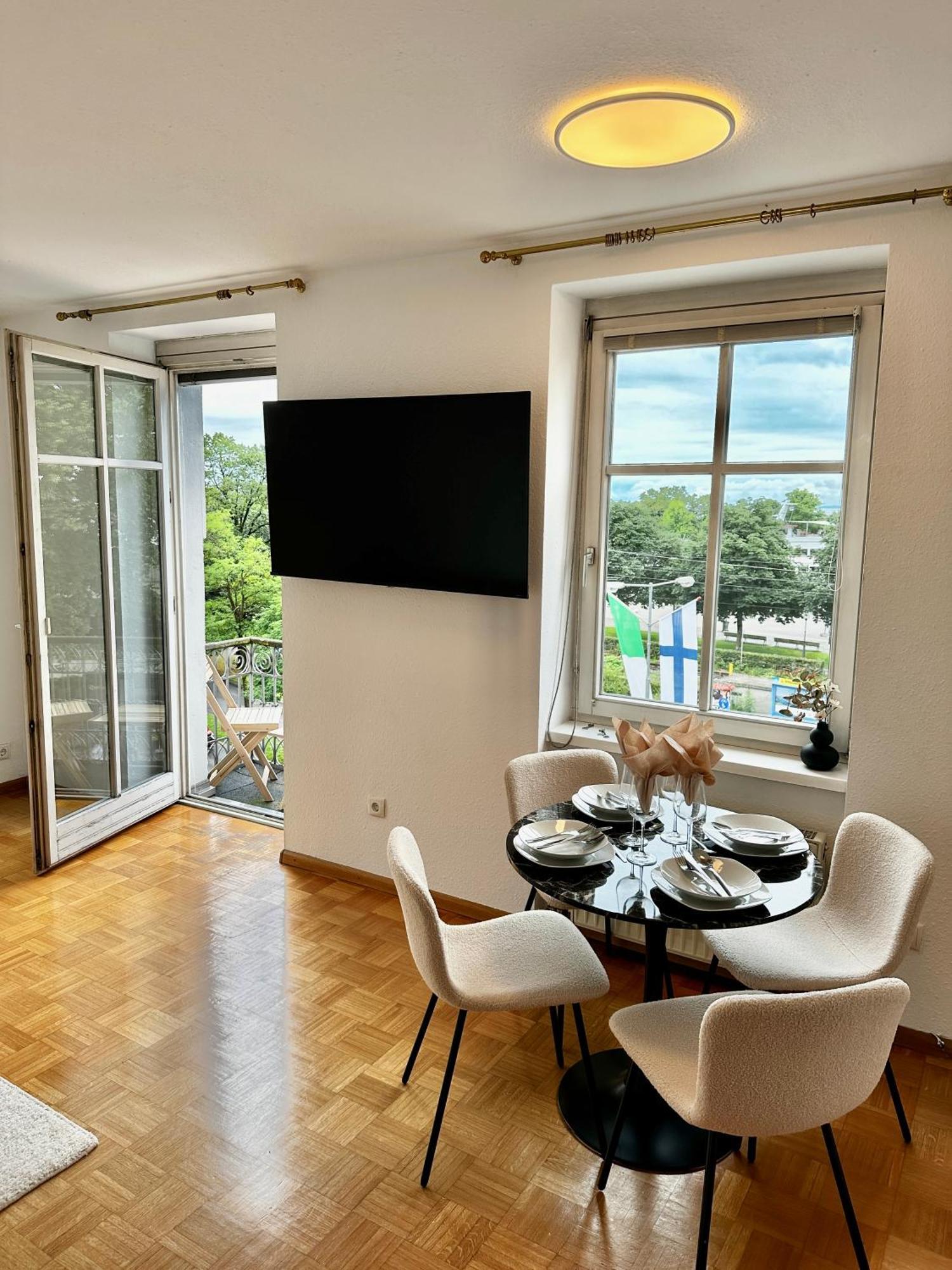 Ferienwohnung Mit Balkon Und Seeblick Bregenz Bagian luar foto