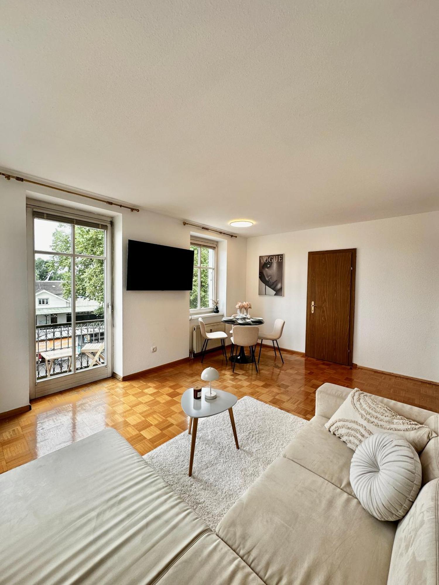 Ferienwohnung Mit Balkon Und Seeblick Bregenz Bagian luar foto